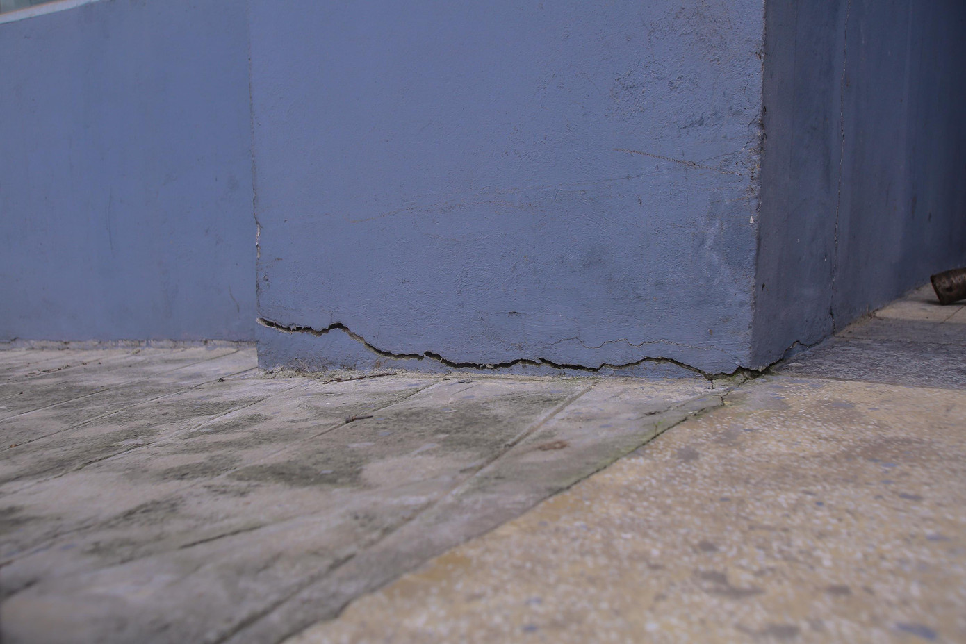 Vết nứt dài dưới chân cột tòa nhà.