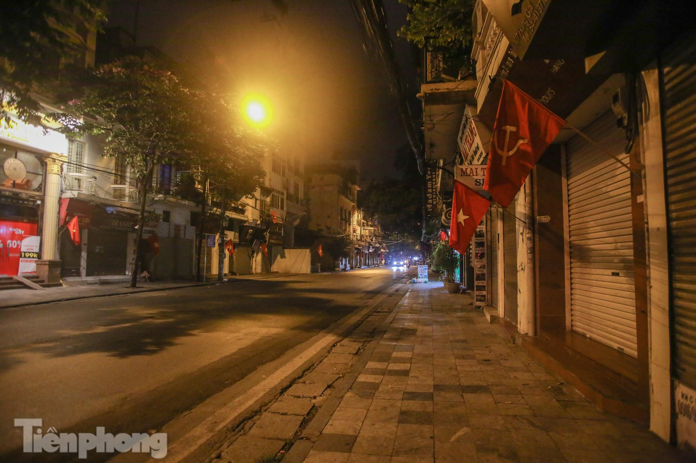 Phố Hàng Bông vắng lặng hơn ngày Tết. Phố Hàng Bông vắng lặng hơn ngày Tết.