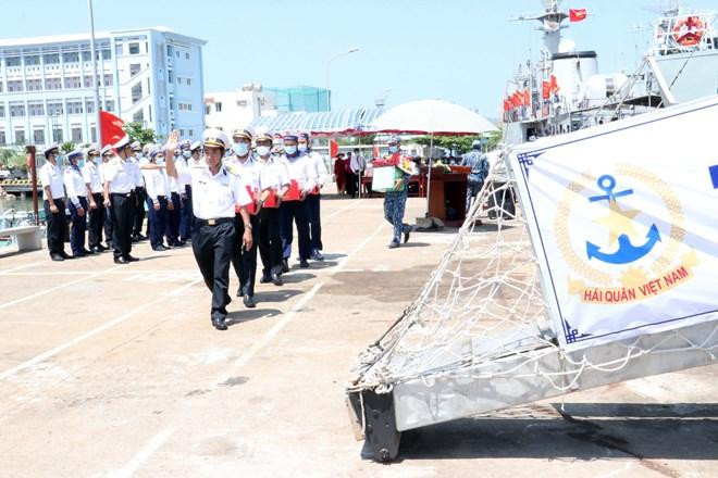 Đưa các hòm phiếu lên tàu thực hiện công tác bầu cử sớm trên biển. (Ảnh: Đoàn Mạnh Dương/TTXVN)