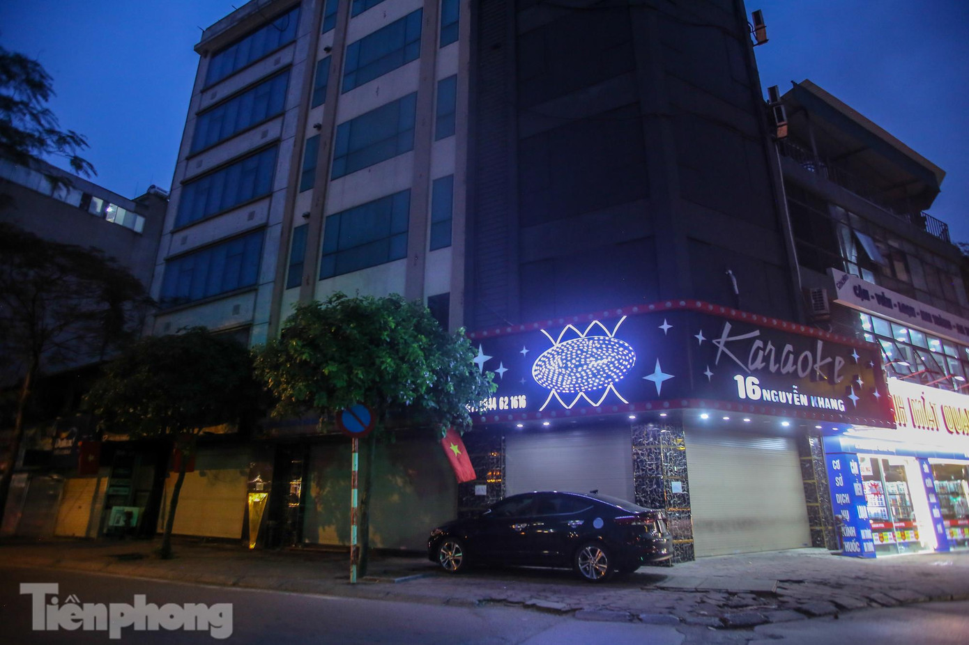 Các quán karaoke sầm uất tại phố Nguyễn Khang đóng cửa im lìm phòng chống dịch COVID-19.
