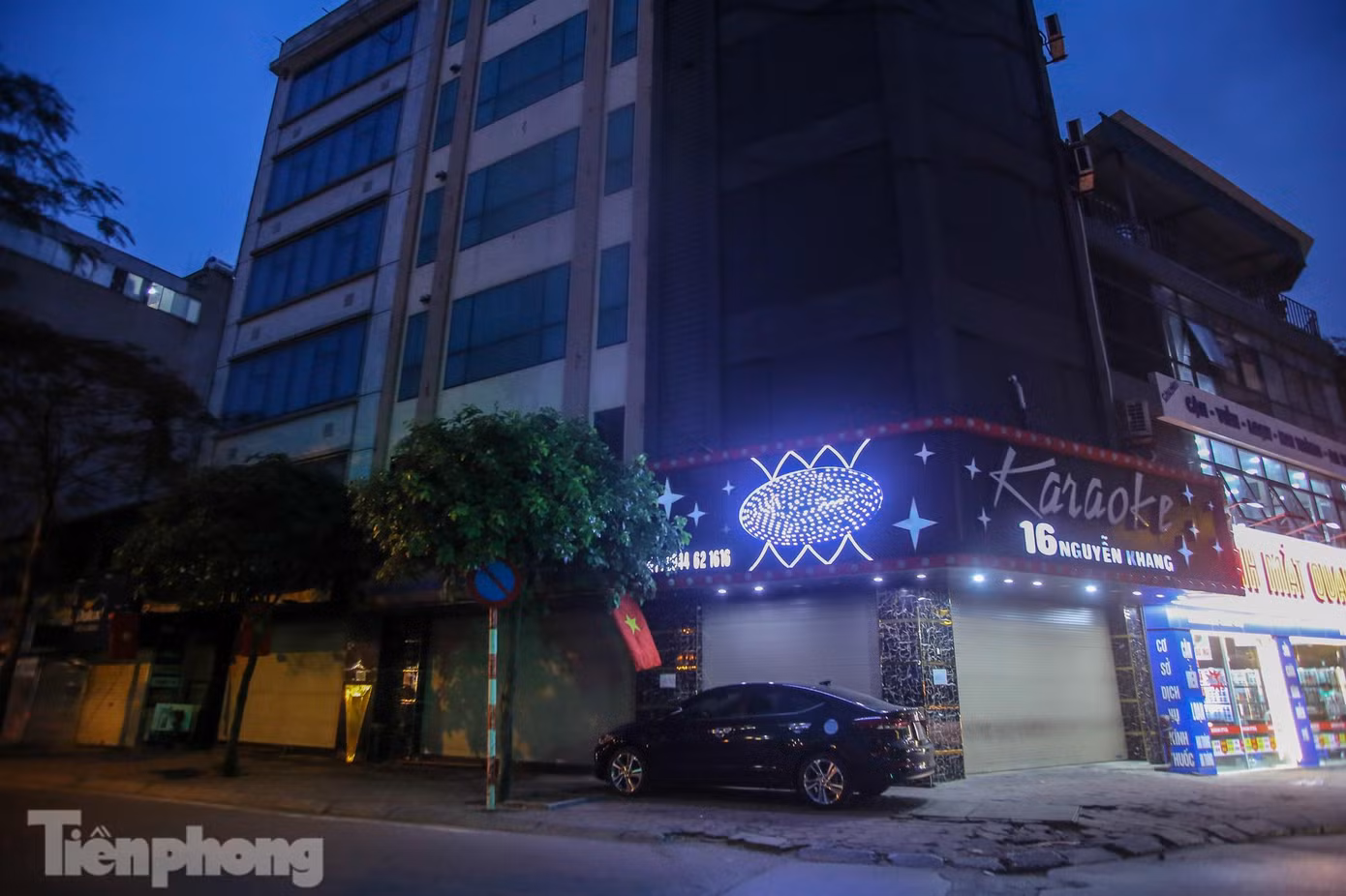 Các quán karaoke sầm uất tại phố Nguyễn Khang đóng cửa im lìm phòng chống dịch COVID-19.
