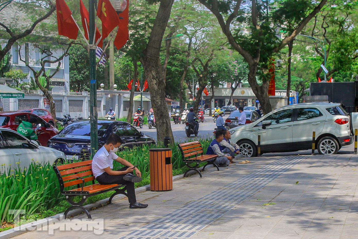 Loại đá được lát ở đây là đá xanh đen băm nhám 40x40x5cm.