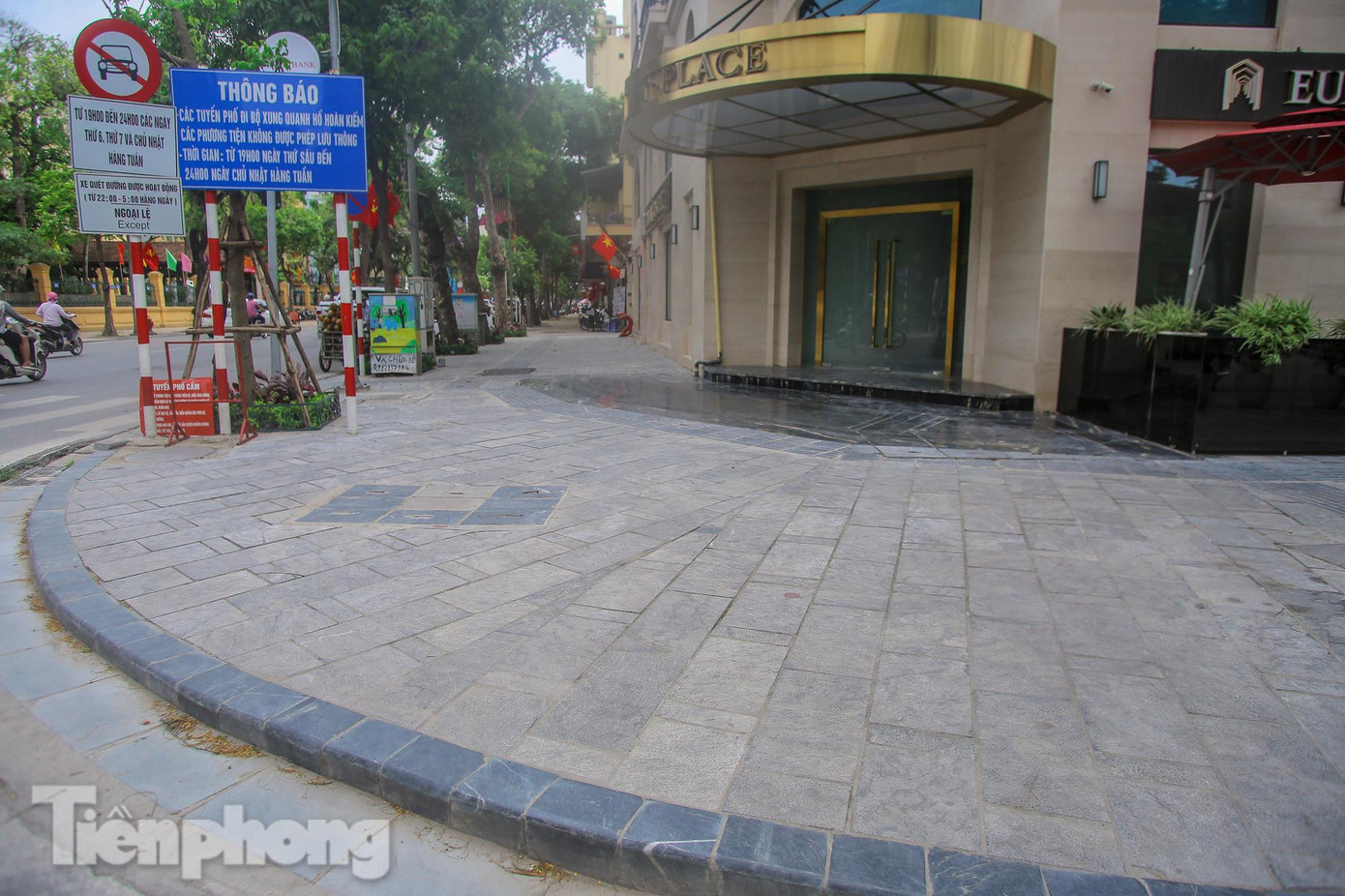 Việc cho lát đá tự nhiên thay cho gạch block cũ đã xuống cấp, vỉa hè trên những tuyến phố trung tâm của Thủ đô này không những chắc chắn, khăng khít mà còn tạo ra những đường cong mềm mại.