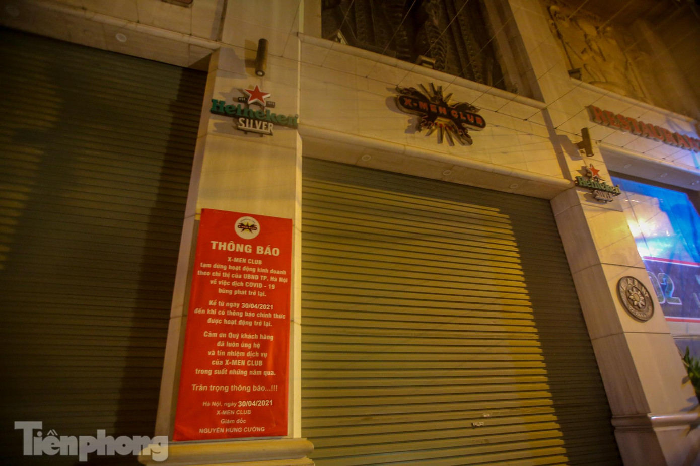 Một tổ hợp club treo biển thông báo lớn ngay ngoài cửa.