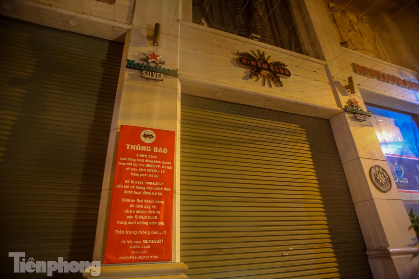 Một tổ hợp club treo biển thông báo lớn ngay ngoài cửa.