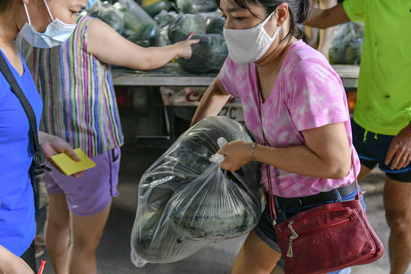 Khi đưa dưa hấu về Hà Nội, người dân hưởng ứng rất tích cực, lượng dưa hấu được tiêu thụ rất nhanh