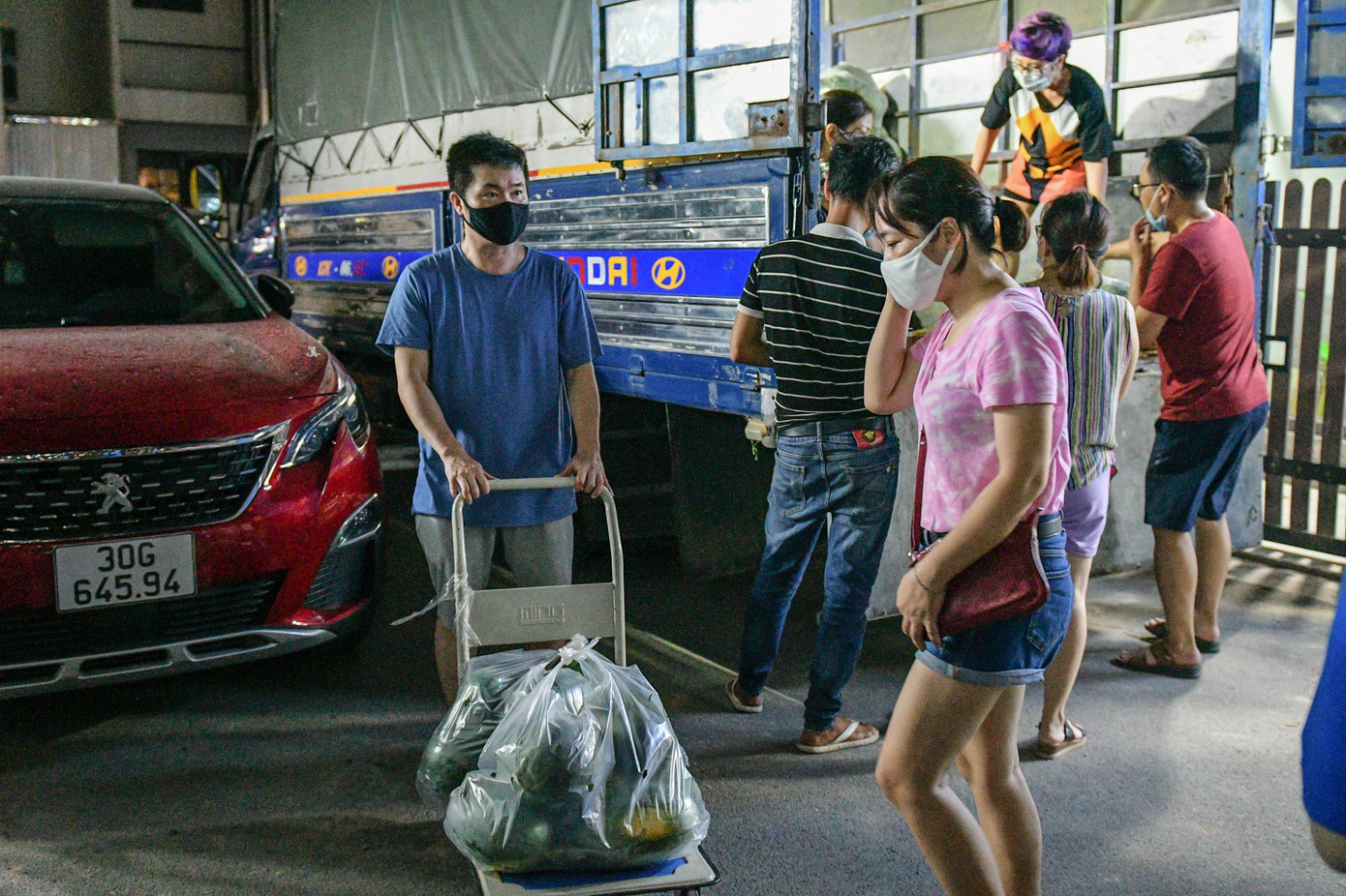 Nhiều người dân Thủ đô đến tận nơi vào buổi tối để mua ủng hộ.