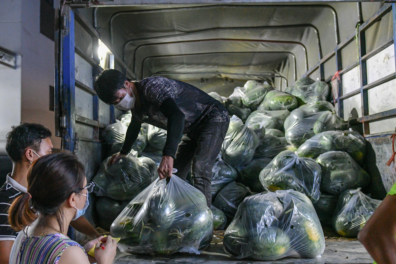 Những chuyến xe chở dưa hấu ngày đêm từ vùng dịch Bắc Giang về Hà Nội để giải cứu.