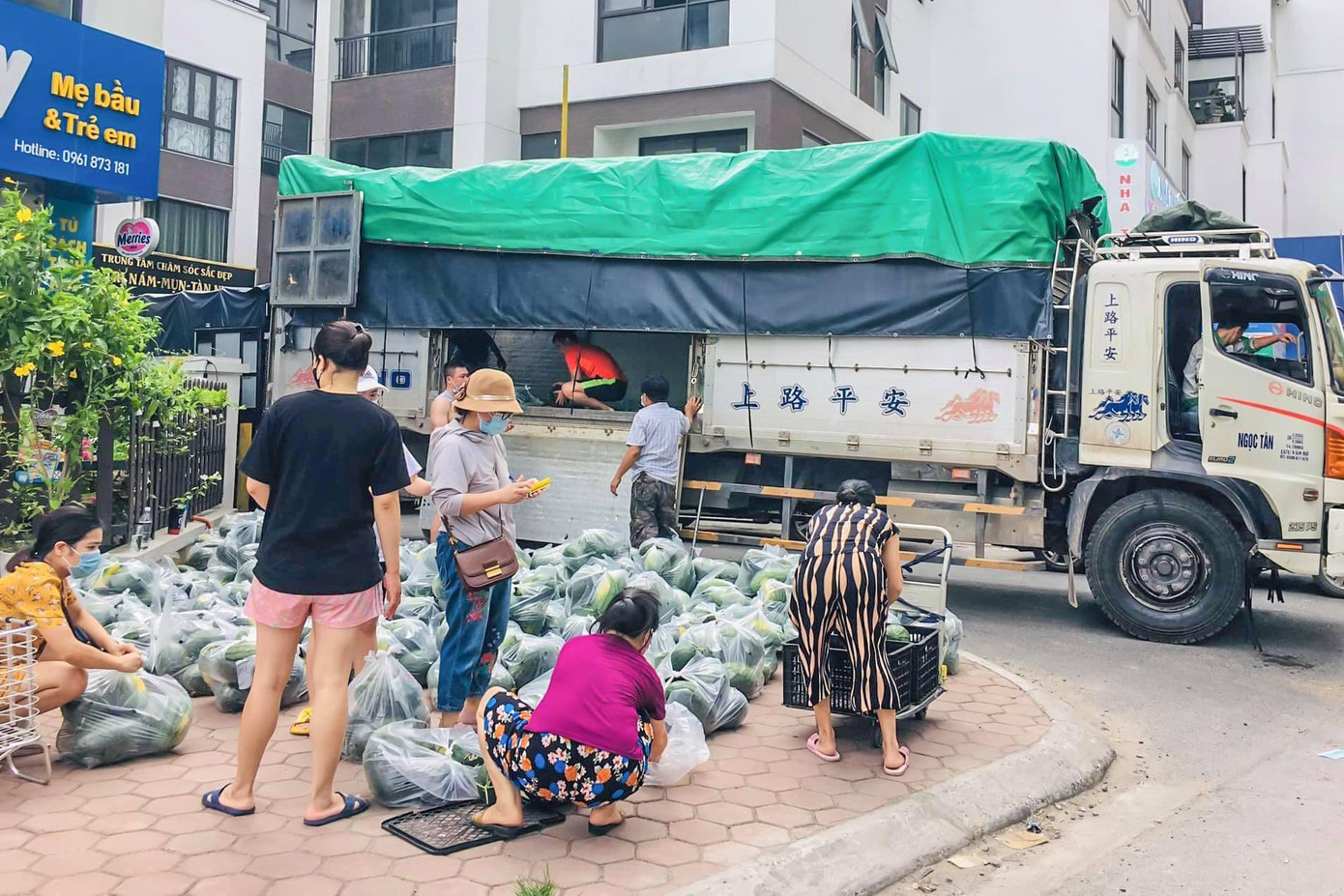 Dưa hấu được vận chuyển đi tiêu khắp Hà Nội cả ngày lẫn đêm.