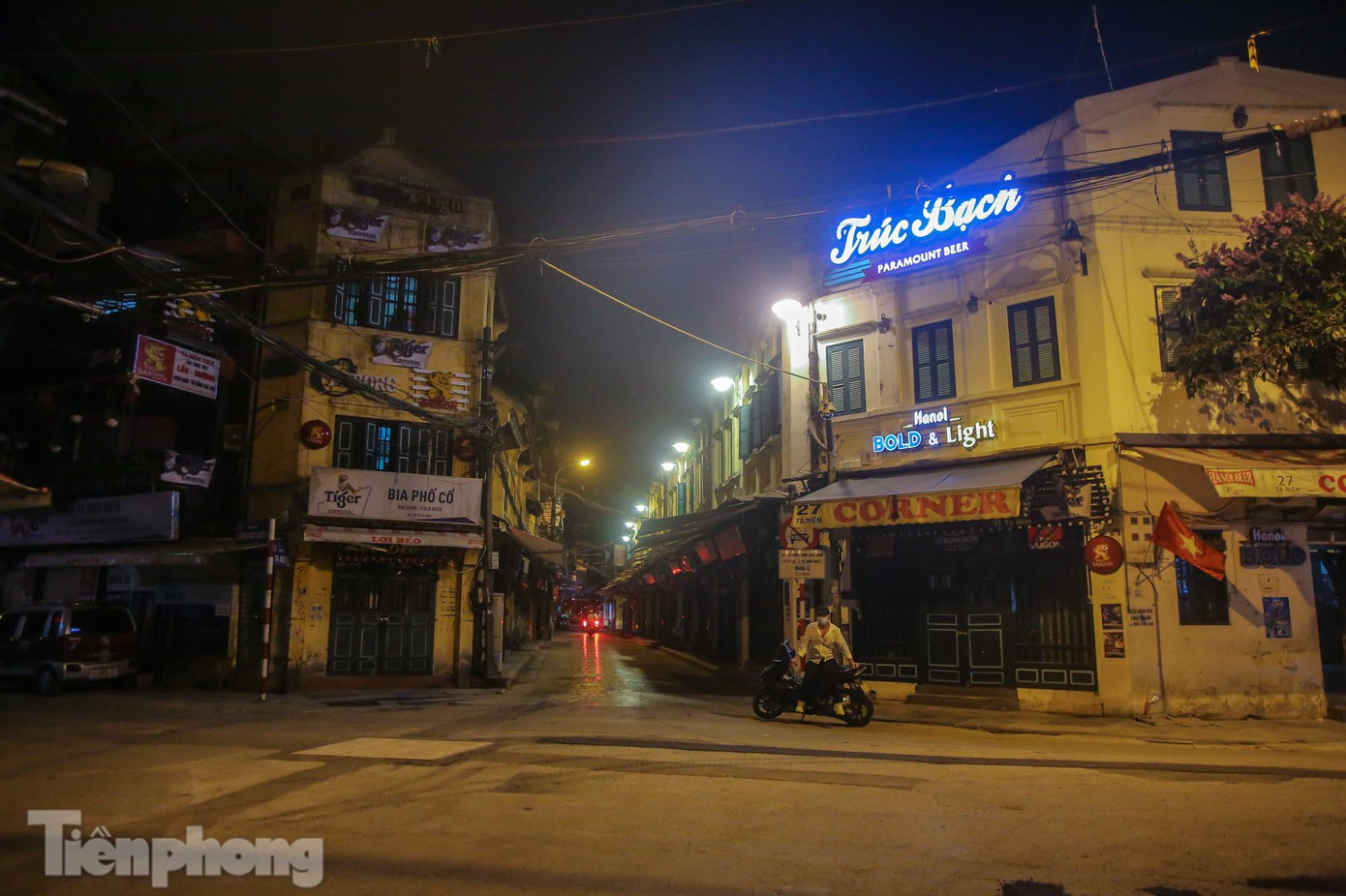 Khu vực phố tây Tạ Hiện vốn sầm uất, đông người nay "ngủ đông" giữa mùa dịch COVID-19. Khu vực phố tây Tạ Hiện vốn sầm uất, đông người nay "ngủ đông" giữa mùa dịch COVID-19.