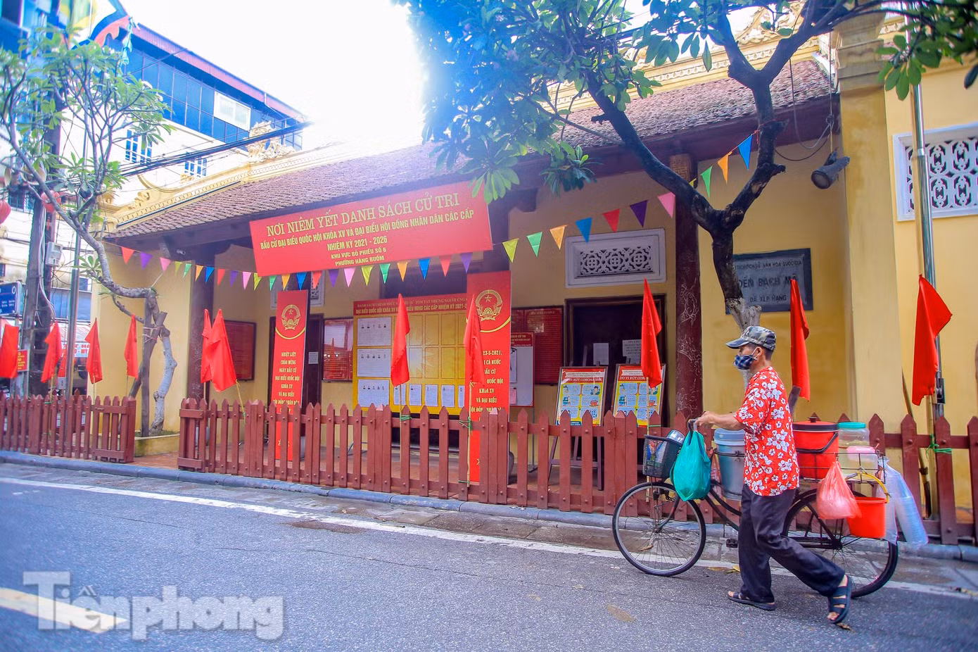 Đền Bạch Mã đóng cửa im lìm.