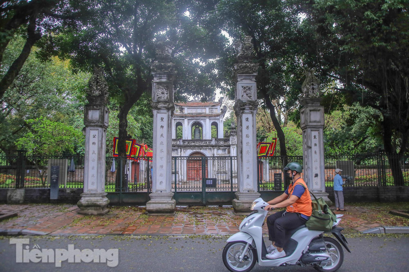 Từ 17h ngày 3/5, Hà Nội tạm dừng mở cửa đón khách tại các khu di tích, cơ sở tôn giáo. . Từ 17h ngày 3/5, Hà Nội tạm dừng mở cửa đón khách tại các khu di tích, cơ sở tôn giáo. .