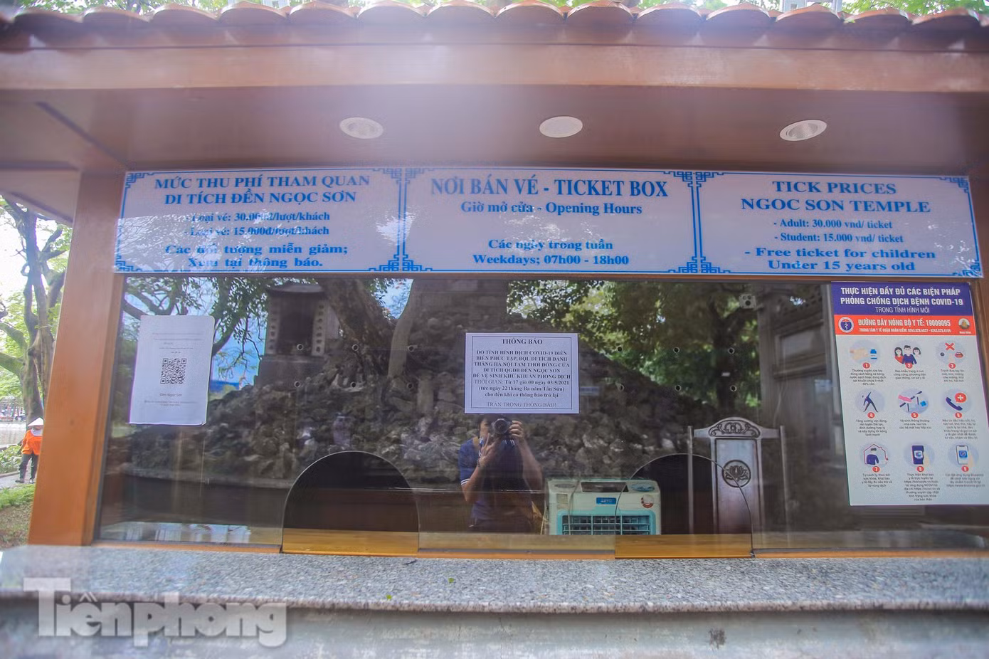 Nơi bán vé dán đầy thông báo phòng chống COVID-19.