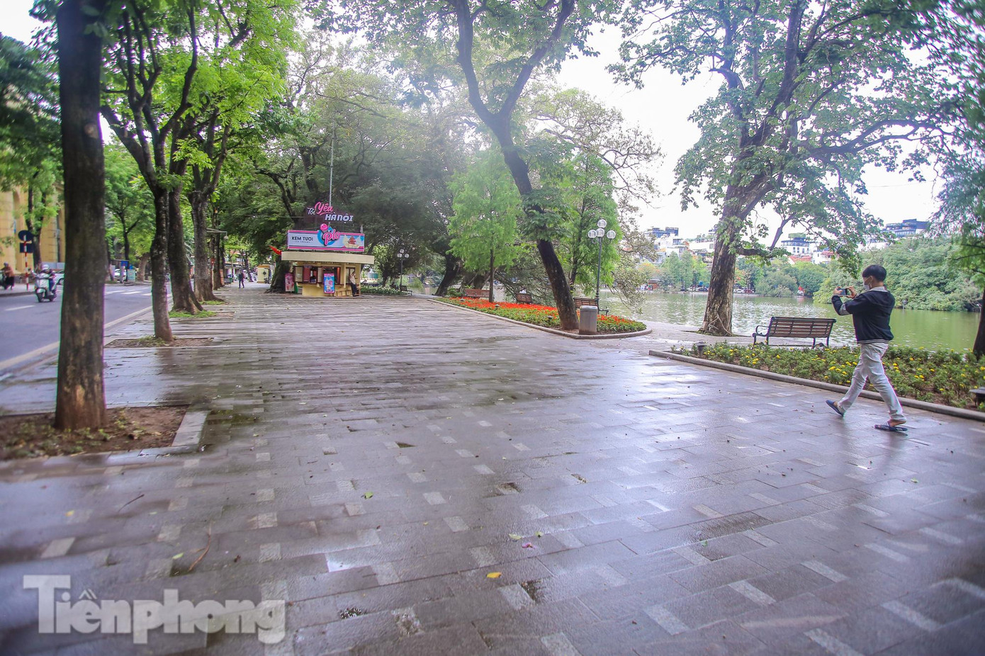 Do tình hình COVID-19 đang diễn biến phức tạp trong cộng động nên nhiều người dân cẩn trọng. Khu vực Hồ Gươm vắng vẻ, ít người qua lại. Do tình hình COVID-19 đang diễn biến phức tạp trong cộng động nên nhiều người dân cẩn trọng. Khu vực Hồ Gươm vắng vẻ, ít người qua lại.