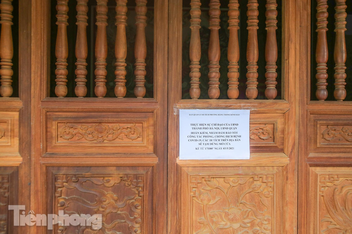 Thông báo về việc tạm dừng đón khách được dán ngay cửa. Thông báo về việc tạm dừng đón khách được dán ngay cửa.