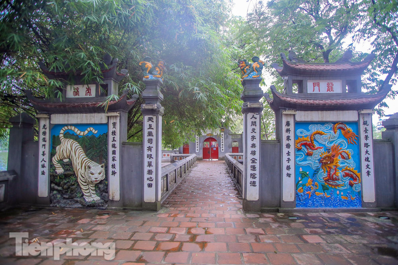 Đền Ngọc Sơn (Hoàn Kiếm, Hà Nội), di tích gắn liều với Hồ Gươm, biểu tượng của Thủ đô Hà Nội, đóng cửa ngay sau yêu cầu của UBND TP Hà Nội. Đền Ngọc Sơn (Hoàn Kiếm, Hà Nội), di tích gắn liều với Hồ Gươm, biểu tượng của Thủ đô Hà Nội, đóng cửa ngay sau yêu cầu của UBND TP Hà Nội.