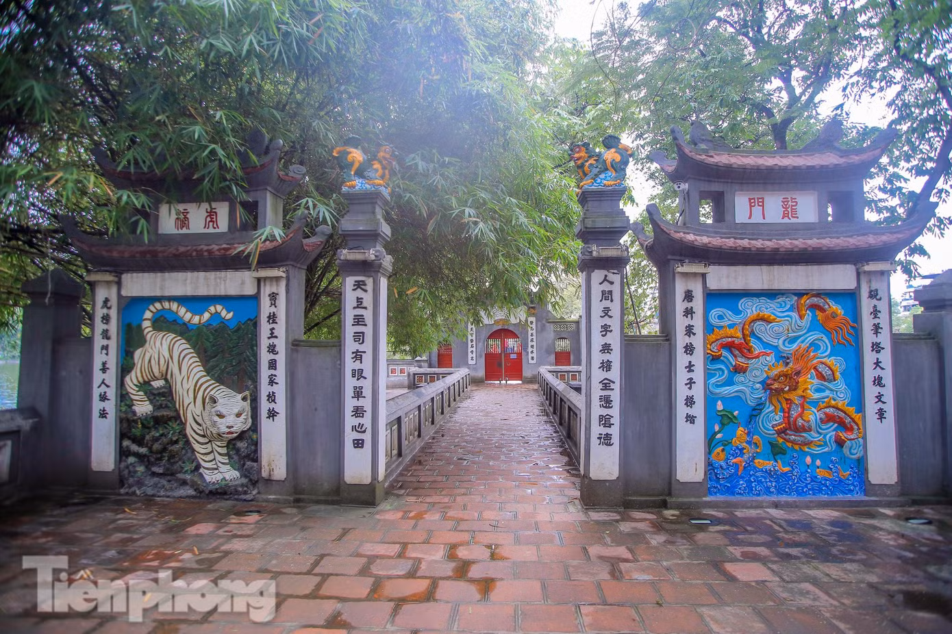 Đền Ngọc Sơn (Hoàn Kiếm, Hà Nội), di tích gắn liều với Hồ Gươm, biểu tượng của Thủ đô Hà Nội, đóng cửa ngay sau yêu cầu của UBND TP Hà Nội.