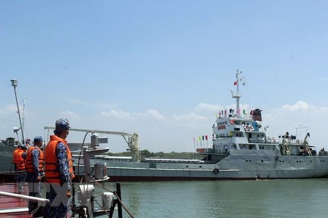 Tàu Trường Sa 19 đưa Đoàn công tác bầu cử sớm trên biển rời bến trưa ngày 4/5 tại cảng Lữ đoàn 171 Hải quân. (Ảnh: Đoàn Mạnh Dương/TTXVN)