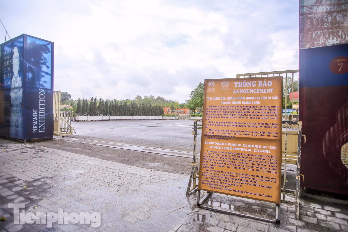 Hoàng thành Thăng Long thông báo tạm dừng hoạt động tại cổng.