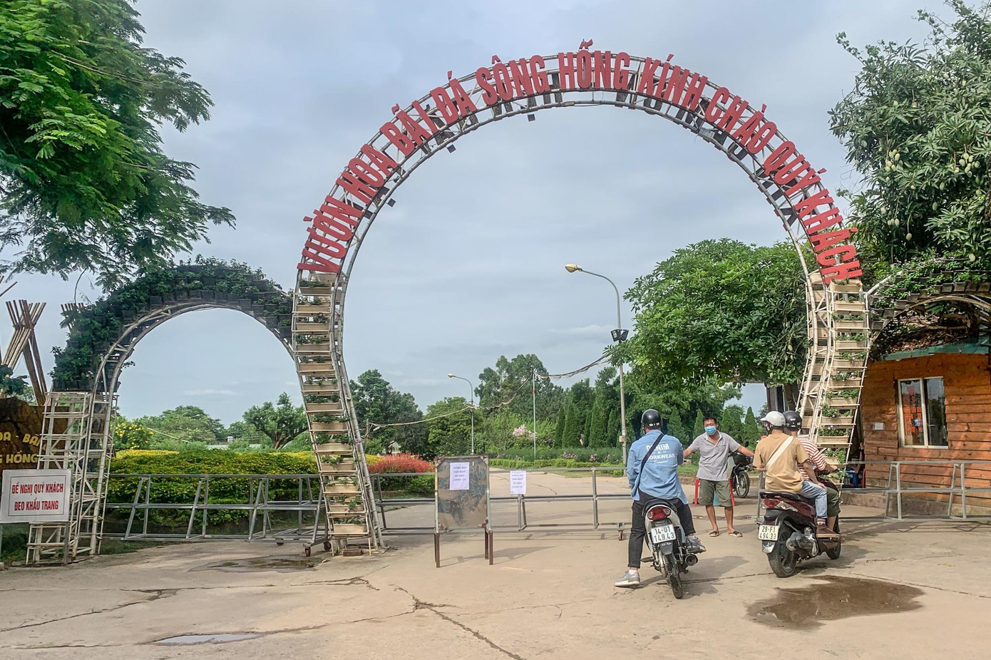 Vườn hoa bãi đá sông Hồng tạm dừng hoạt động sau phản ánh của báo chí về việc vi phạm phòng chống dịch COVID-19.