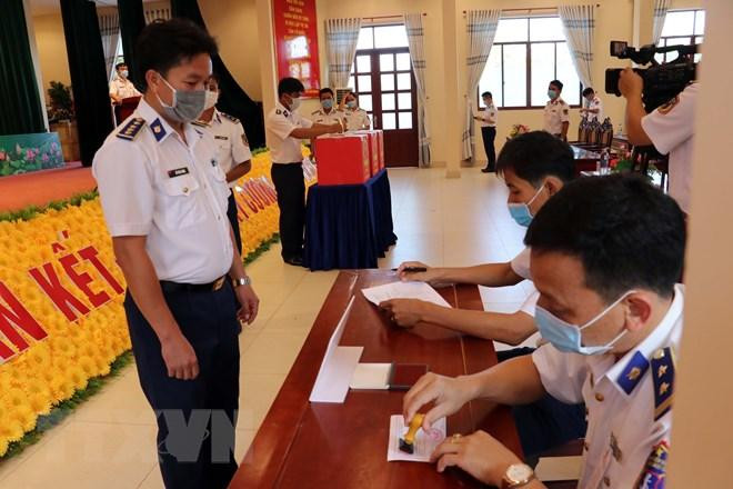 Đóng dấu xác nhận cử tri đã bỏ phiếu tại Trụ sở Cảnh sát biển Vùng 3. (Ảnh: Đoàn Mạnh Dương/TTXVN)
