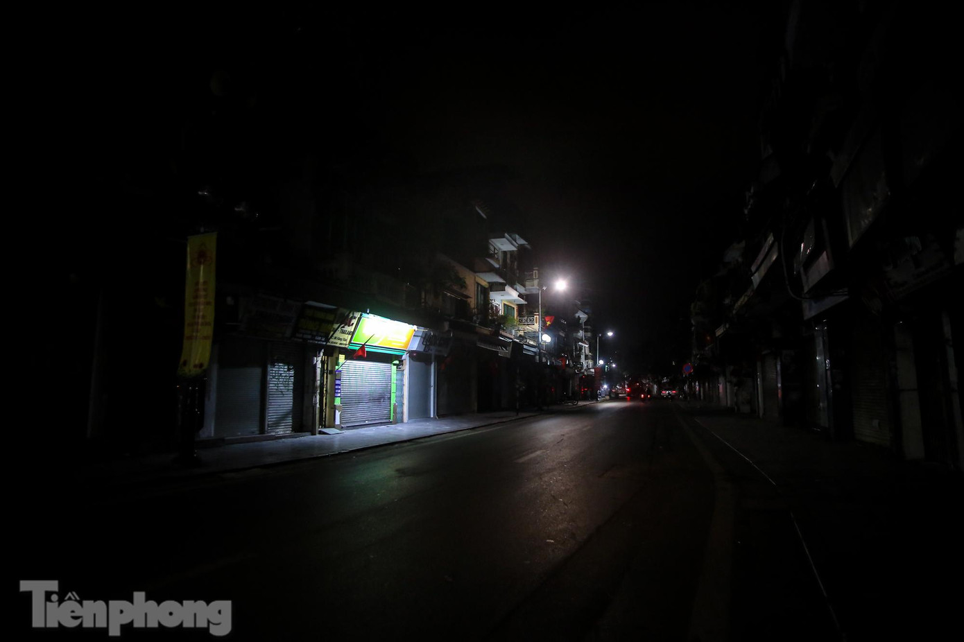 Các cửa hàng đều đóng cửa khiến tuyến phố Hàng Ngang - Hàng Đào tối om. Các cửa hàng đều đóng cửa khiến tuyến phố Hàng Ngang - Hàng Đào tối om.