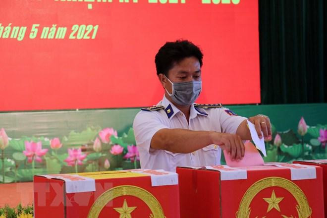 Cán bộ, chiến sỹ bỏ phiếu bầu tại Trụ sở Cảnh sát biển Vùng 3. (Ảnh: Đoàn Mạnh Dương/TTXVN)