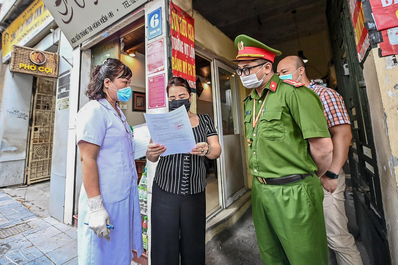 Một cửa hàng trên phố Tràng Thi cam kết quy định phòng chống dịch COVID-19.