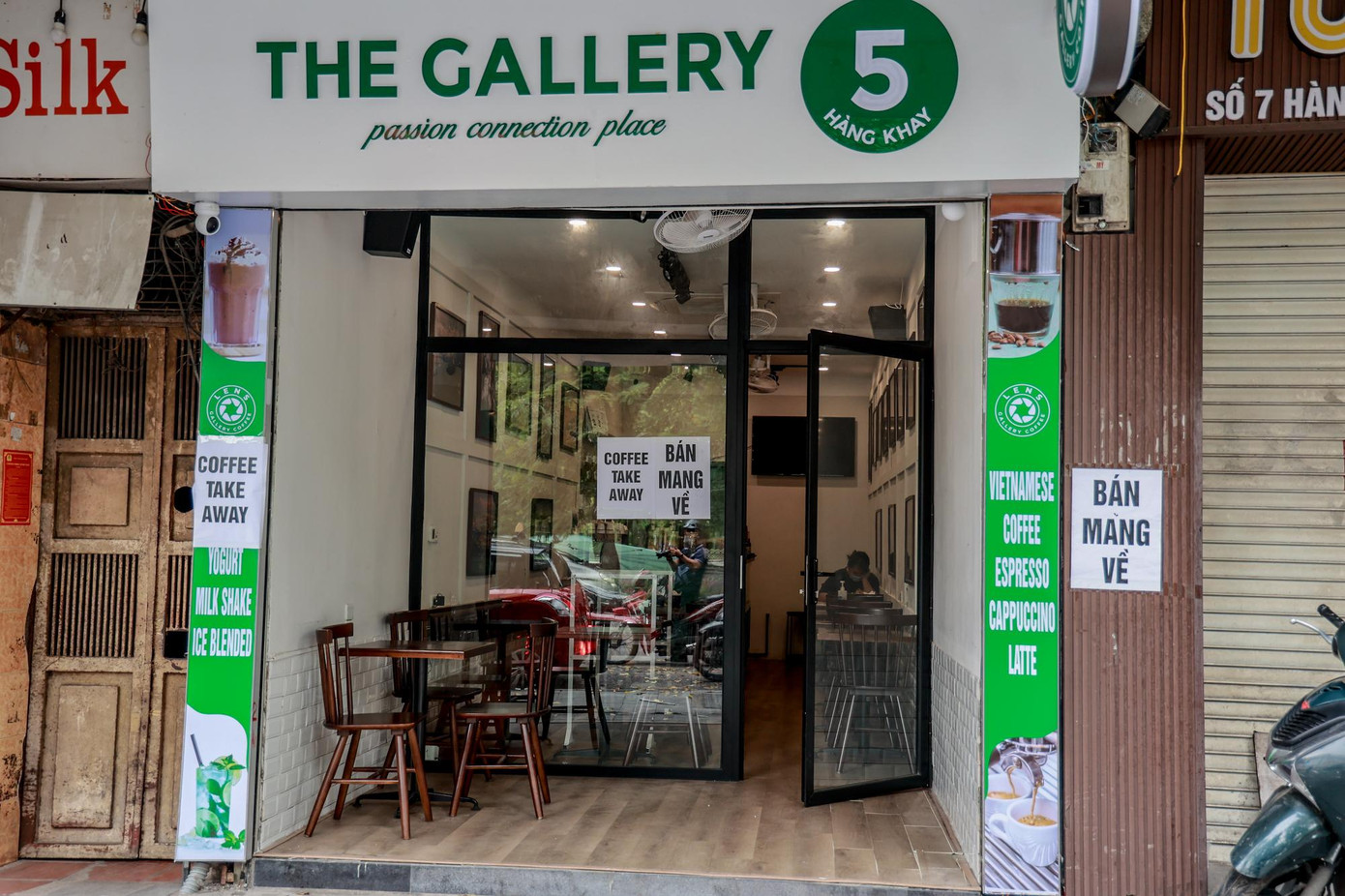 Khu vực phố cổ, Bờ Hồ là nơi tấp nập nhiều hàng quán nhất Thủ đô. Thế nhưng sau 12h hôm qua, các hàng quán đều đồng loạt đóng cửa để thực hiện yêu cầu phòng chống dịch của chính quyền.