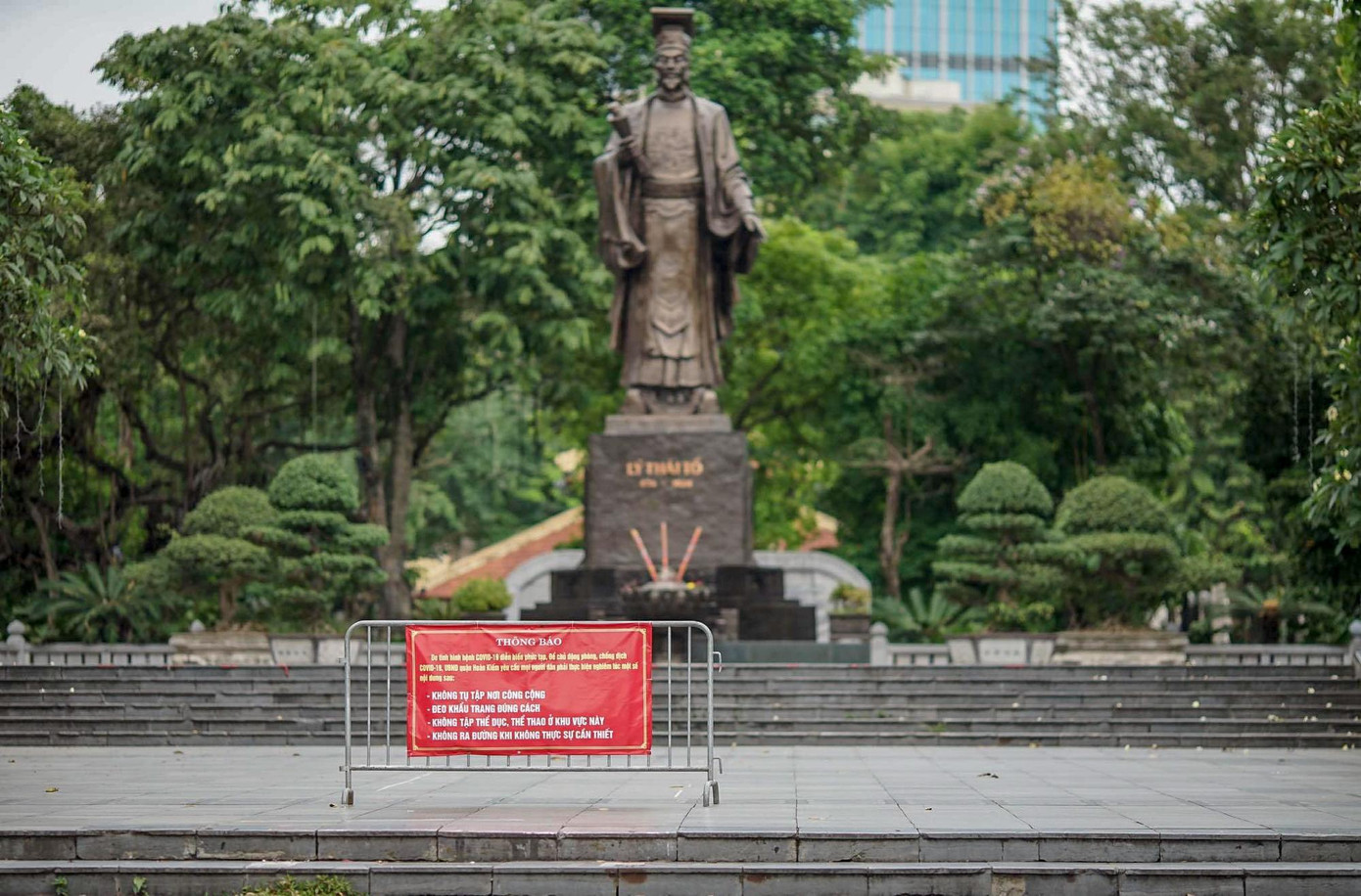 Khu vực sân trước tượng đài Lý Thái Tổ không một bóng người.
