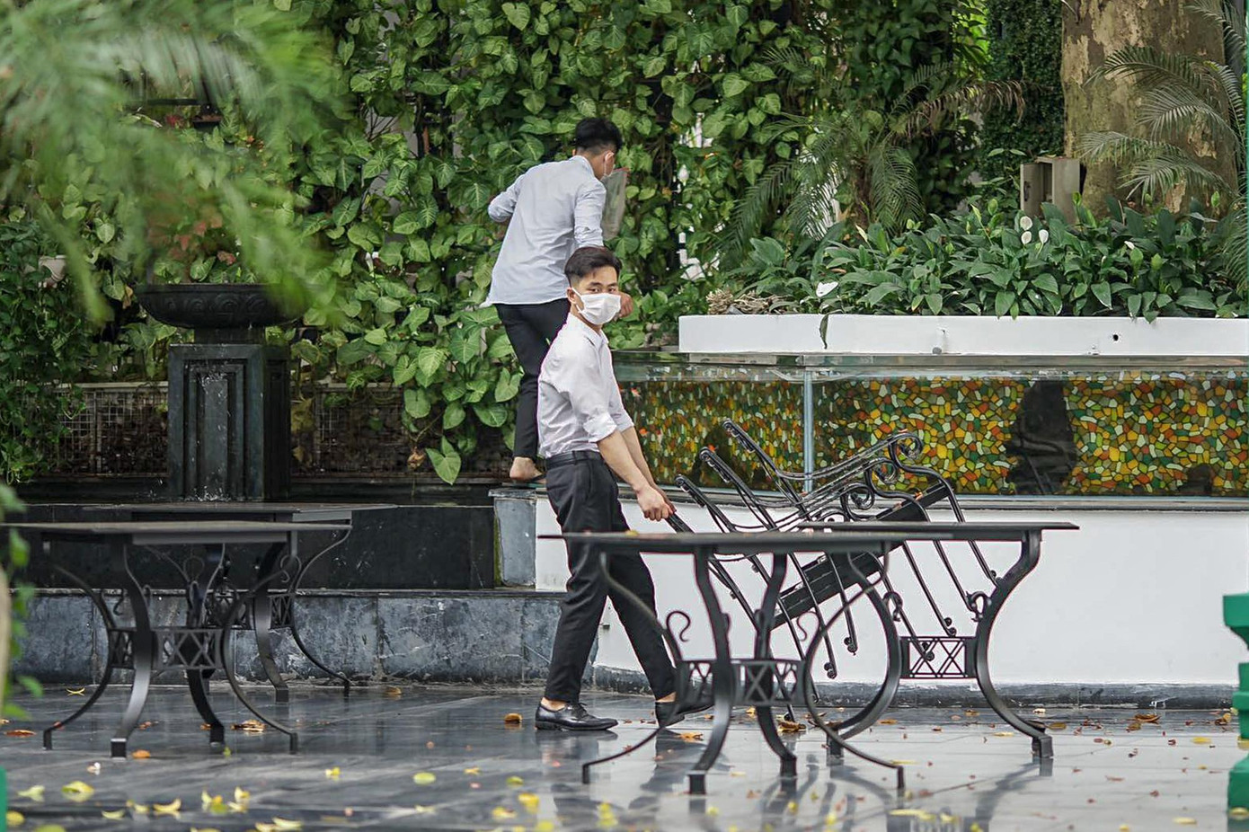 Một nhà hàng trên đường Lê Thái Tổ, sát Hồ Gươm dọn dẹp bàn ghế, đóng cửa phòng dịch COVID-19.