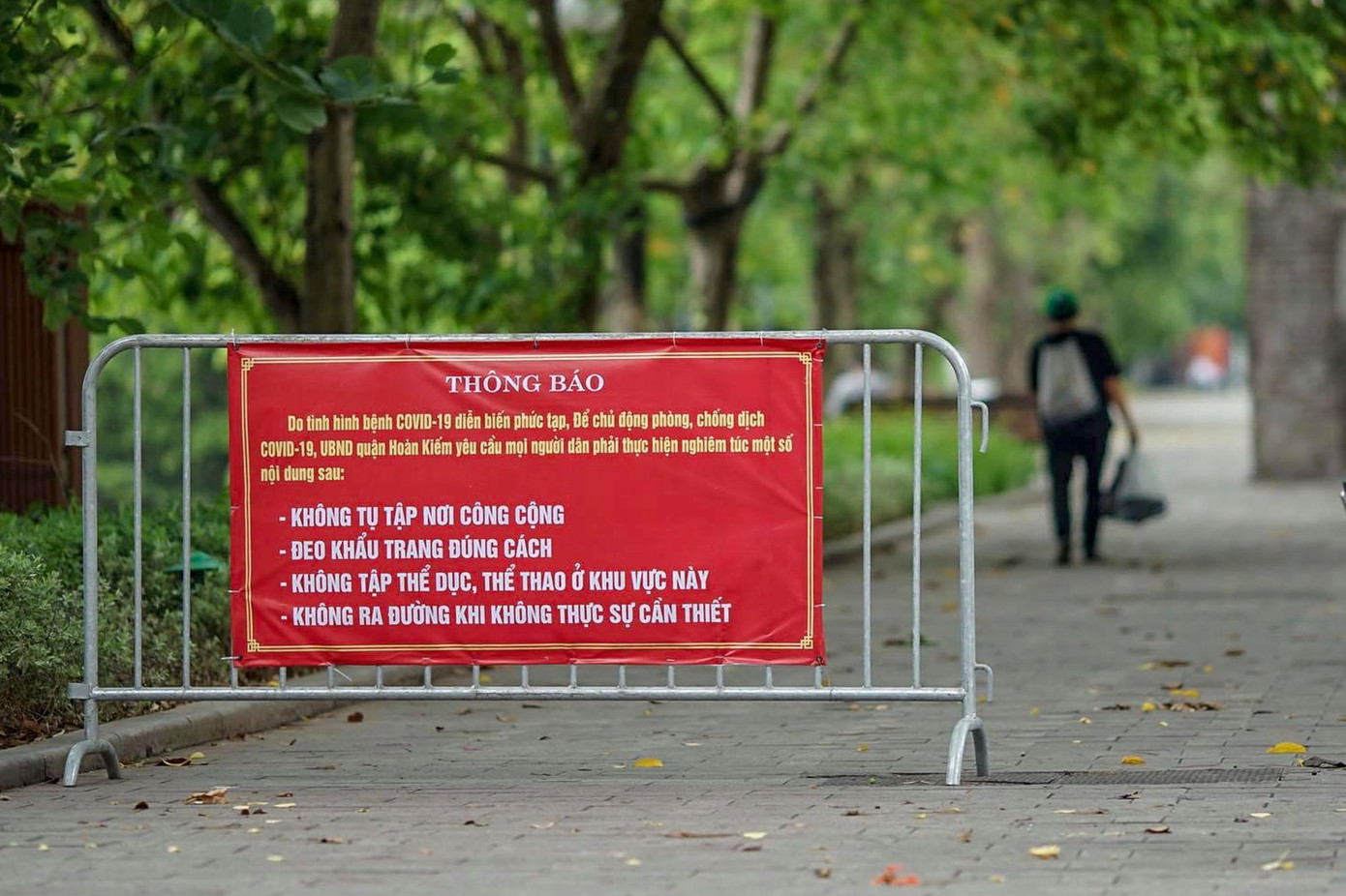 Biển thông báo tại khu vực hồ Hoàn Kiếm.