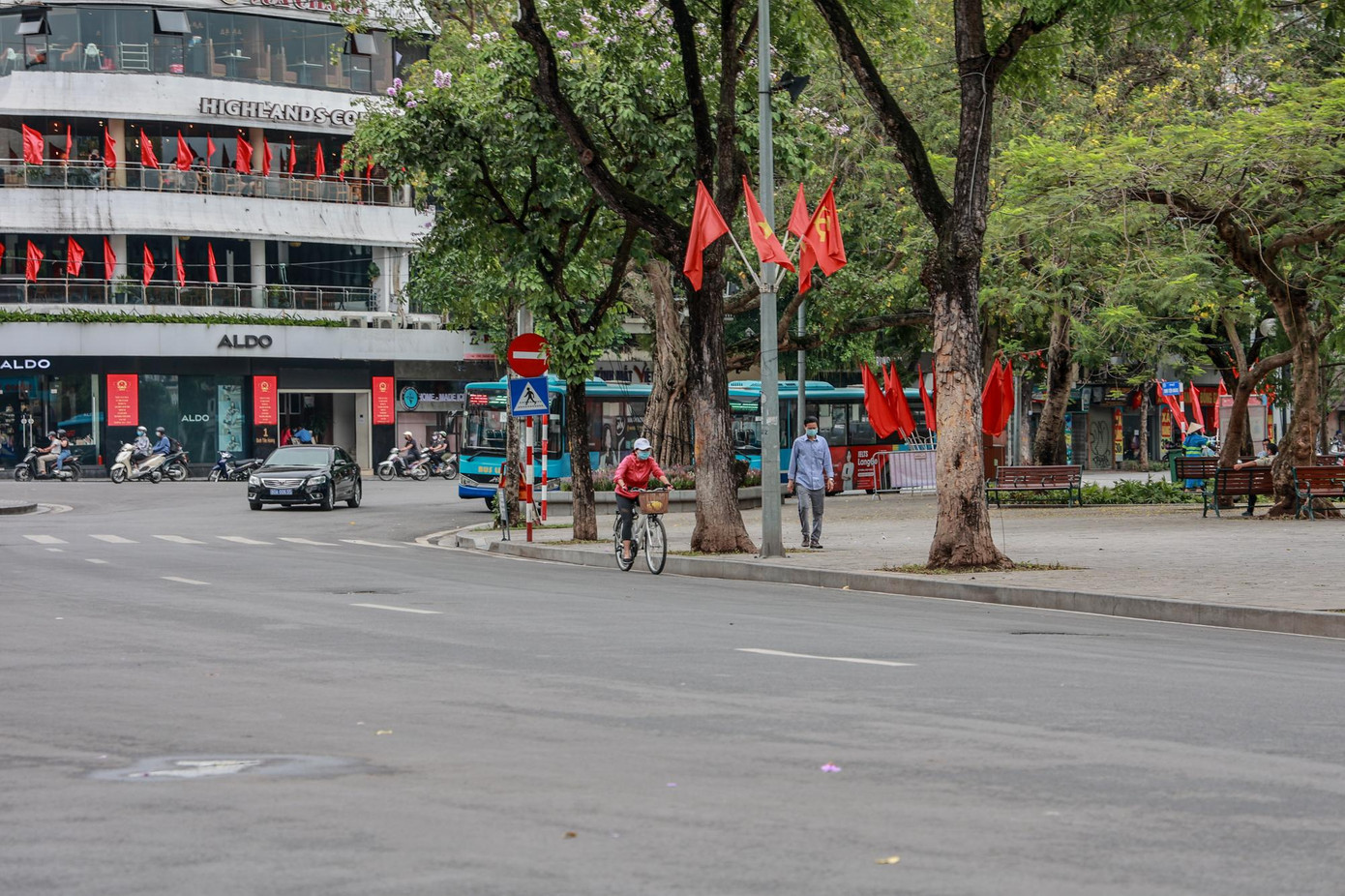 Sau khi hàng quán đồng loạt đóng cửa, phố phường Hà Nội, đặc biệt khu phố cổ, Bờ Hồ trở nên vắng vẻ khác thường