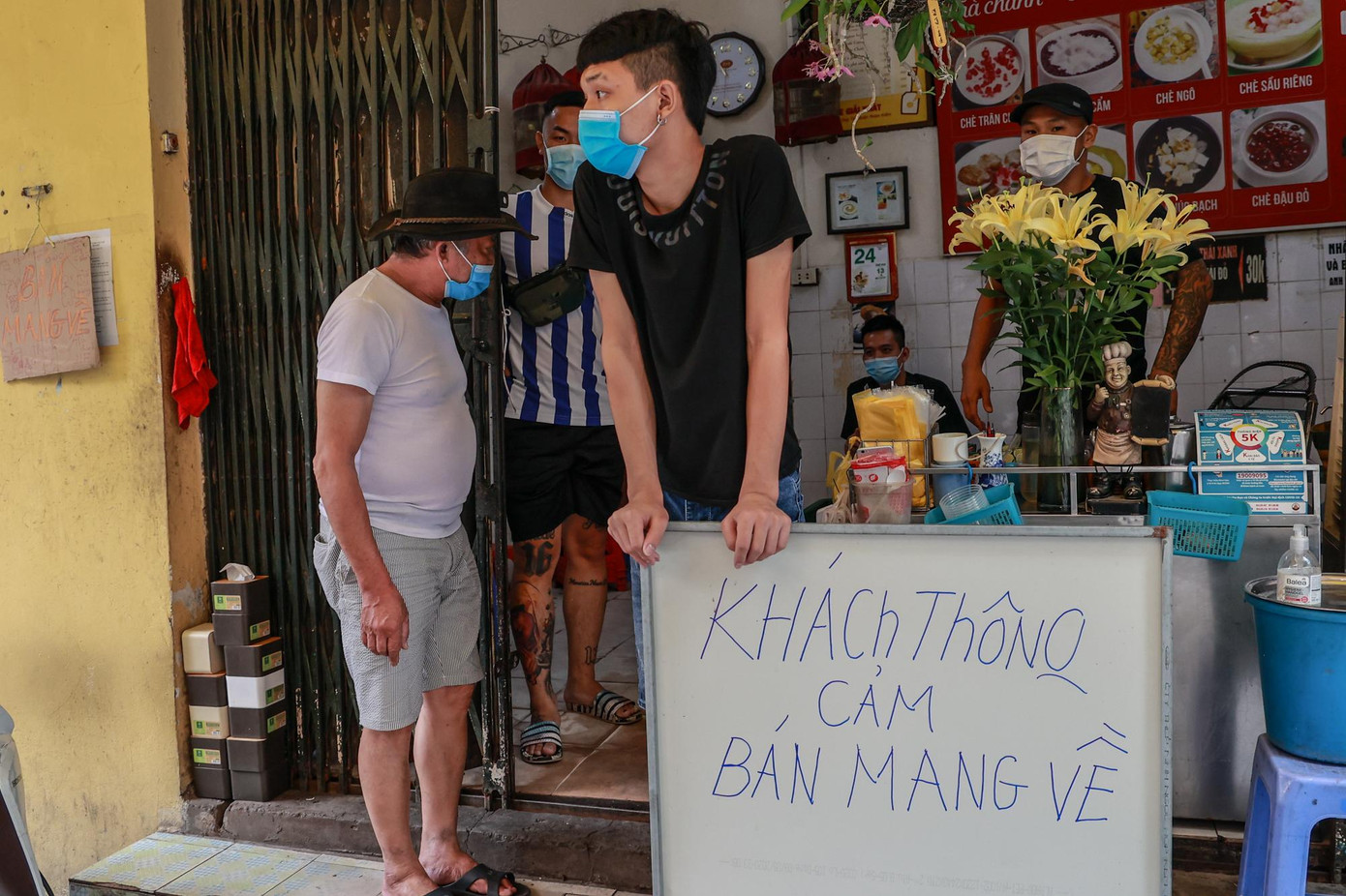 Hàng quán trên phố cổ chuẩn bị những biển thông báo: "Bán mang về".