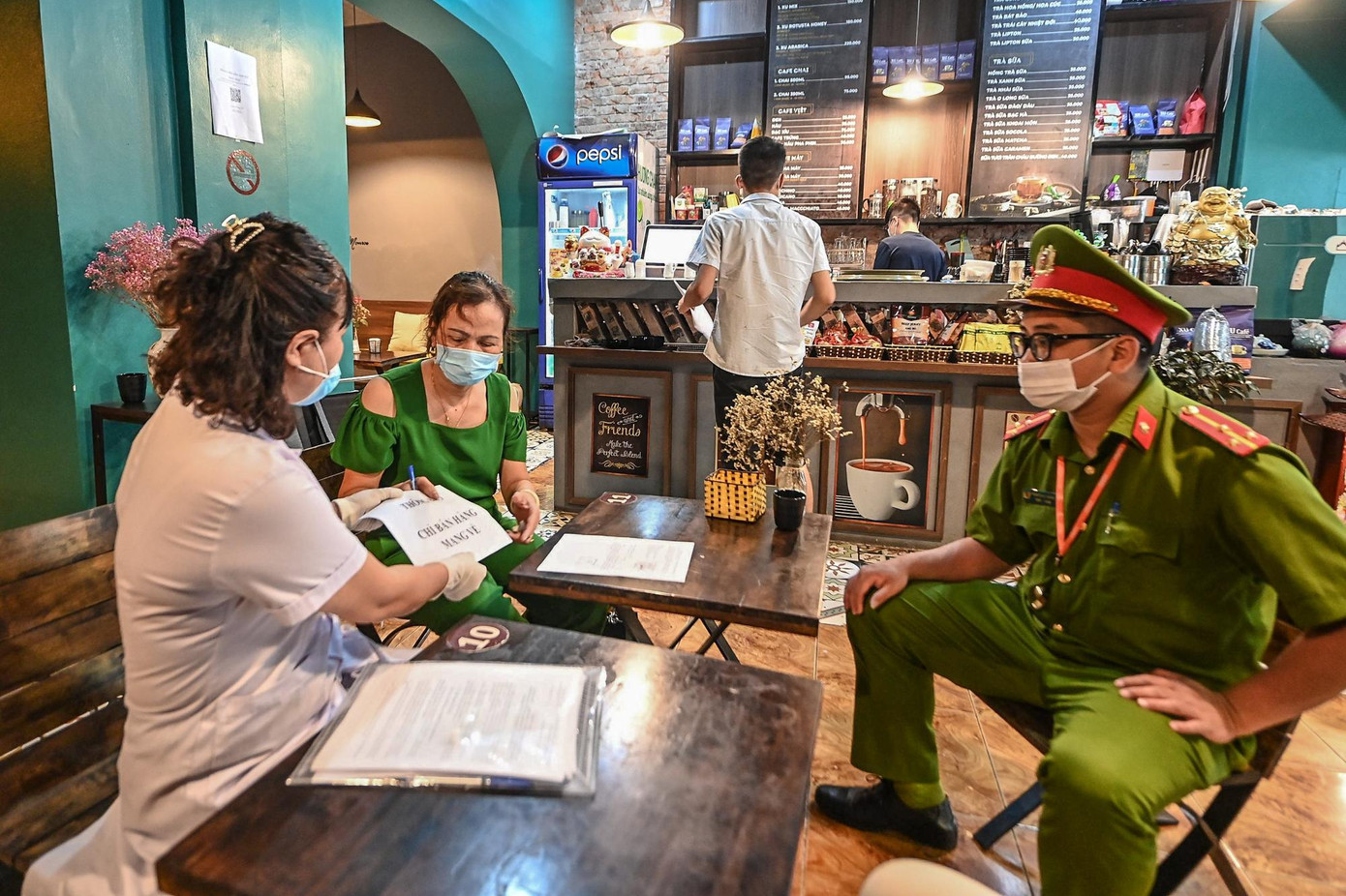 Trao cho các hộ kinh doanh bản cam kết về quy định phòng chống dịch COVID-19.