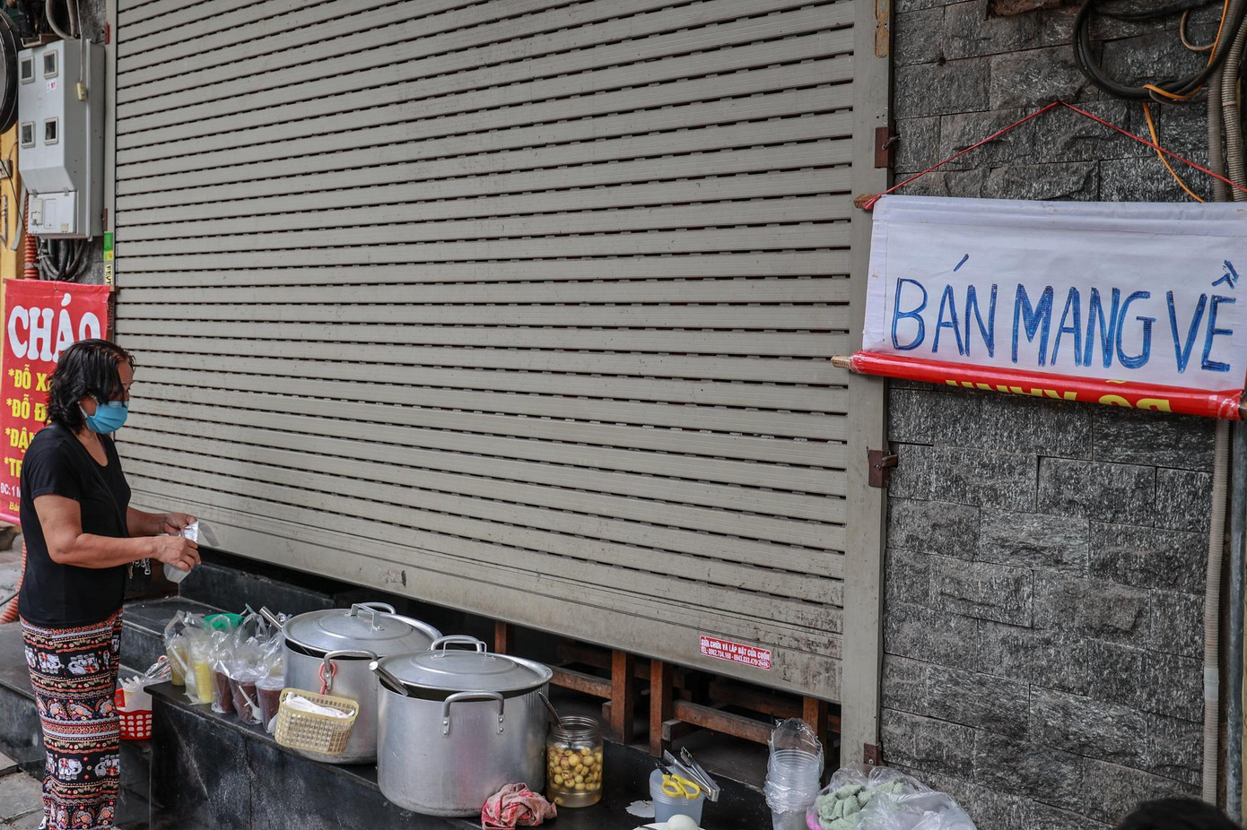 Hàng xôi chè trên phố Hàng Buồm khép cửa, chỉ bán mang về.