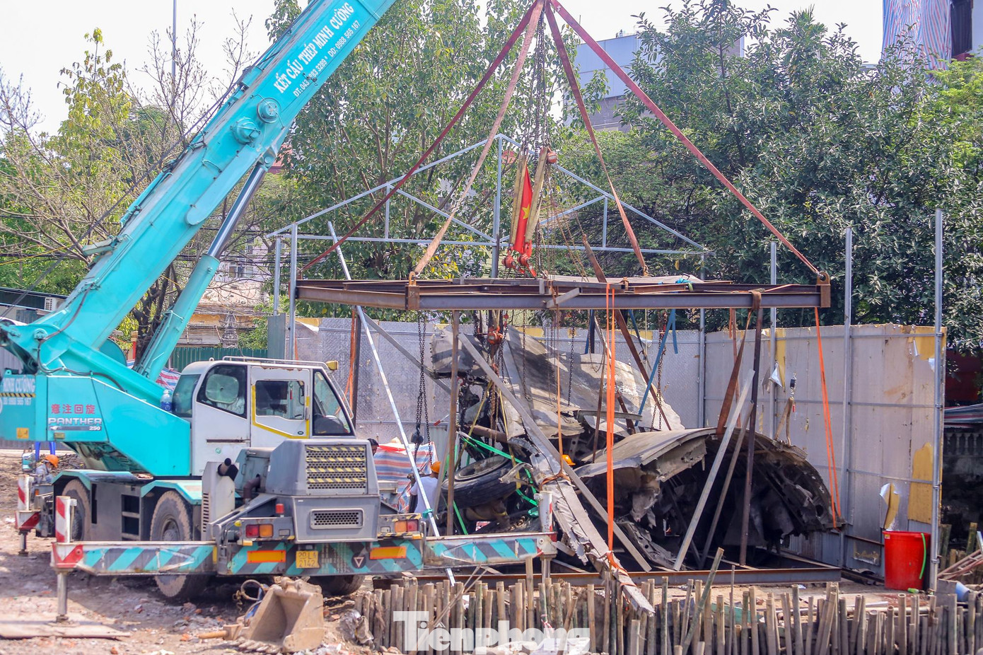 Để có thể di chuyển xác máy bay B52 mà không bị tung ra, giữ nguyên hiện trạng, đơn vị thi công phải dùng giàn cẩu đã được lắp sẵn một cách kỳ công.