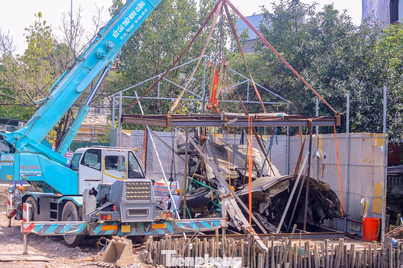 Để có thể di chuyển xác máy bay B52 mà không bị tung ra, giữ nguyên hiện trạng, đơn vị thi công phải dùng giàn cẩu đã được lắp sẵn một cách kỳ công.
