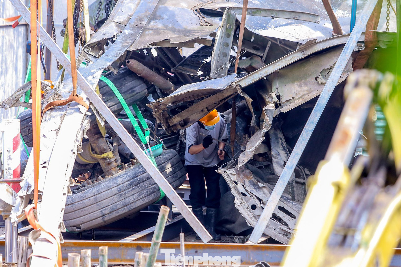 Xác máy bay B52 bị bắn rơi ngày 27/12/1972 (quận Ba Đình, Hà Nội). Theo báo chí, đây là chiếc may bay B-52 cuối cùng bị ta hạ gục trong chiến dịch 12 ngày đêm, cũng là chiếc duy nhất rơi ngay giữa lòng Hà Nội.