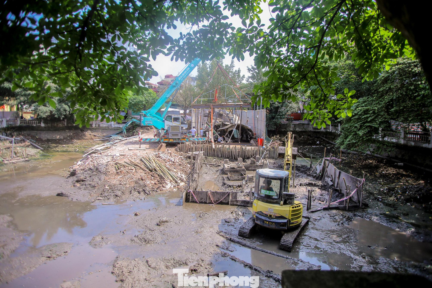 Toàn cảnh khu vực thi công Dự án tu bổ, tôn tạo di tích hồ Hữu Tiệp và mảnh xác máy bay B52 rơi ngày 27/12/1972 (quận Ba Đình, Hà Nội).