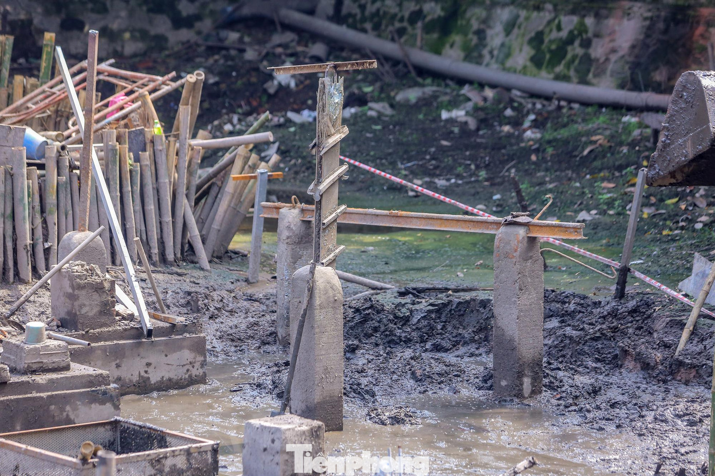 Bệ đỡ cũ nằm dưới lòng hồ Hữu Tiệp