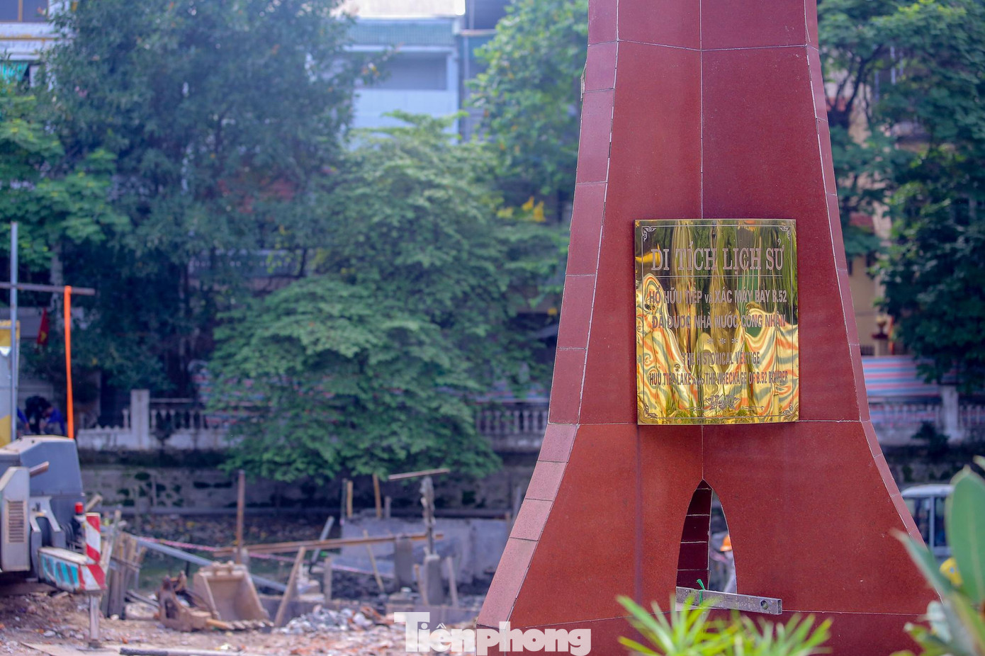 Mảnh xác máy bay B52 là biểu tượng Chiến thắng “Hà Nội - Ðiện Biên Phủ trên không” - niềm tự hào của người dân Hà Nội nói riêng và dân tộc Việt Nam nói chung.