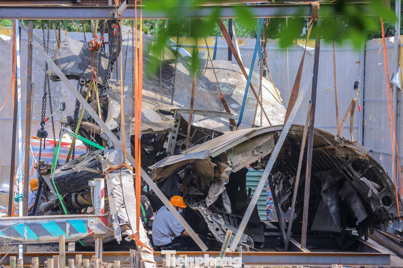 Công nhân thực hiện việc giám định bảo quản, làm sạch, liên kết lại các mảnh xác máy bay đã bị tung ra còn sót lại tìm thấy ở dưới bùn nhiều năm trước khi trả về vị trí cũ.