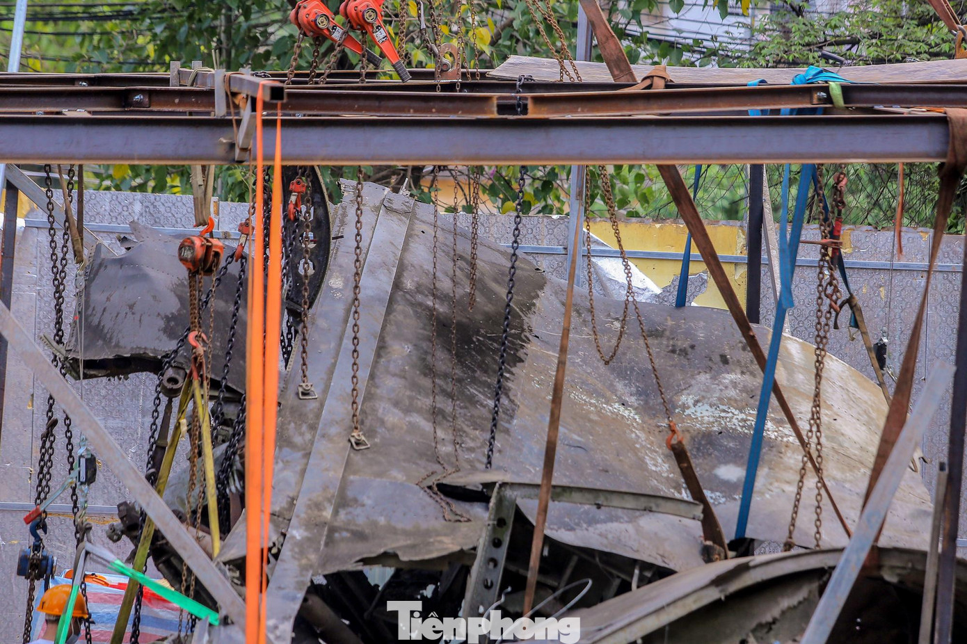 Nhiều móc xích, dây giữ cố định trên mảnh xác máy bay B52 nhằm phục vụ việc trục vớt.