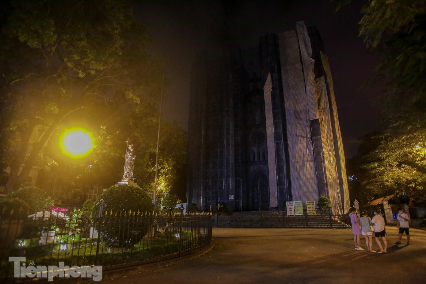 Chưa đến 22h, khu vực trước Nhà thờ Lớn lác đác vài bóng người. Chưa đến 22h, khu vực trước Nhà thờ Lớn lác đác vài bóng người.