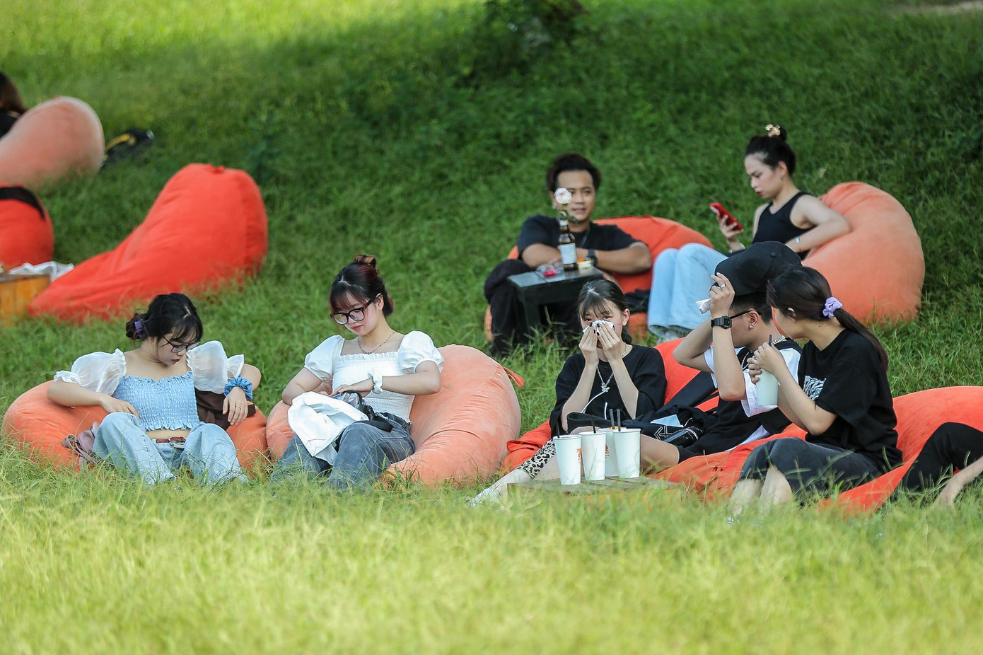 Nhiều người không đeo khẩu trang tại nơi đông người bất chấp dịch đang diễn biến phức tạp.