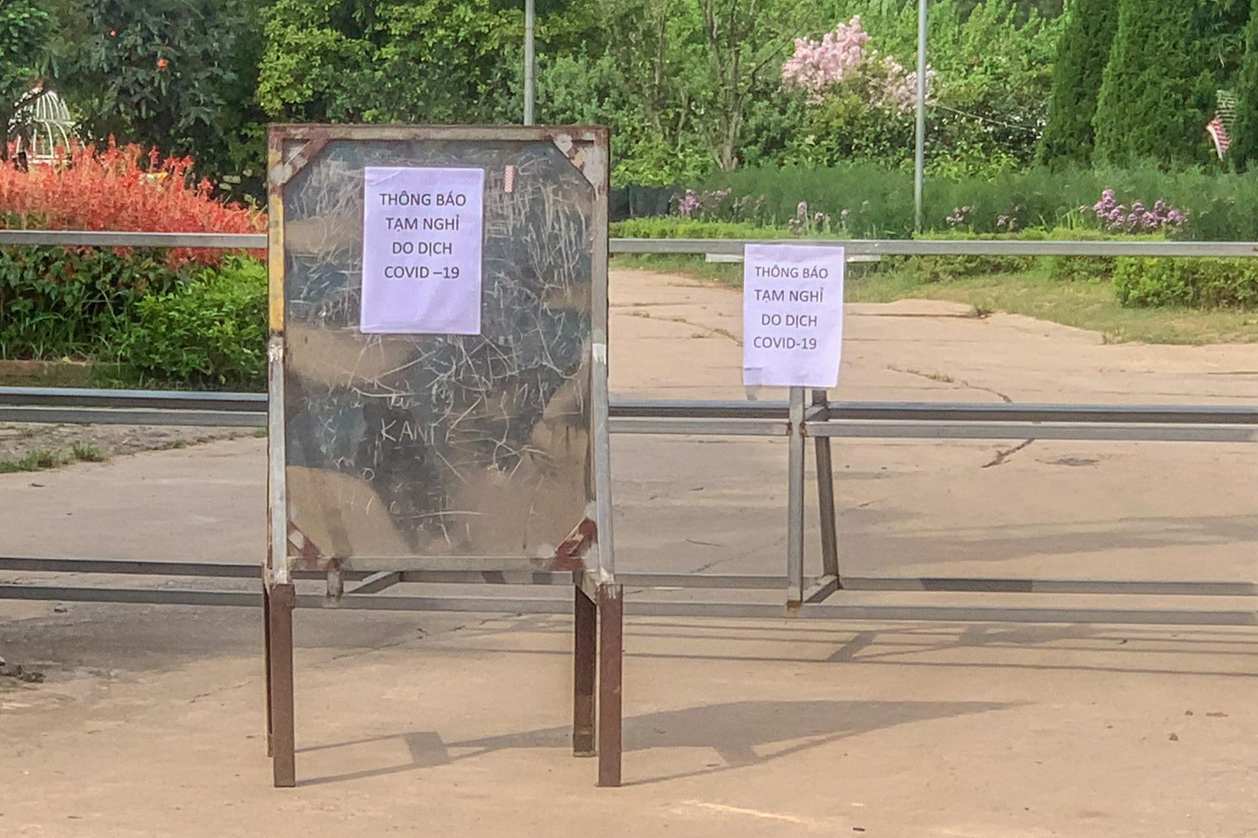 Thông báo tạm nghỉ được đặt ngay ngoài cổng.