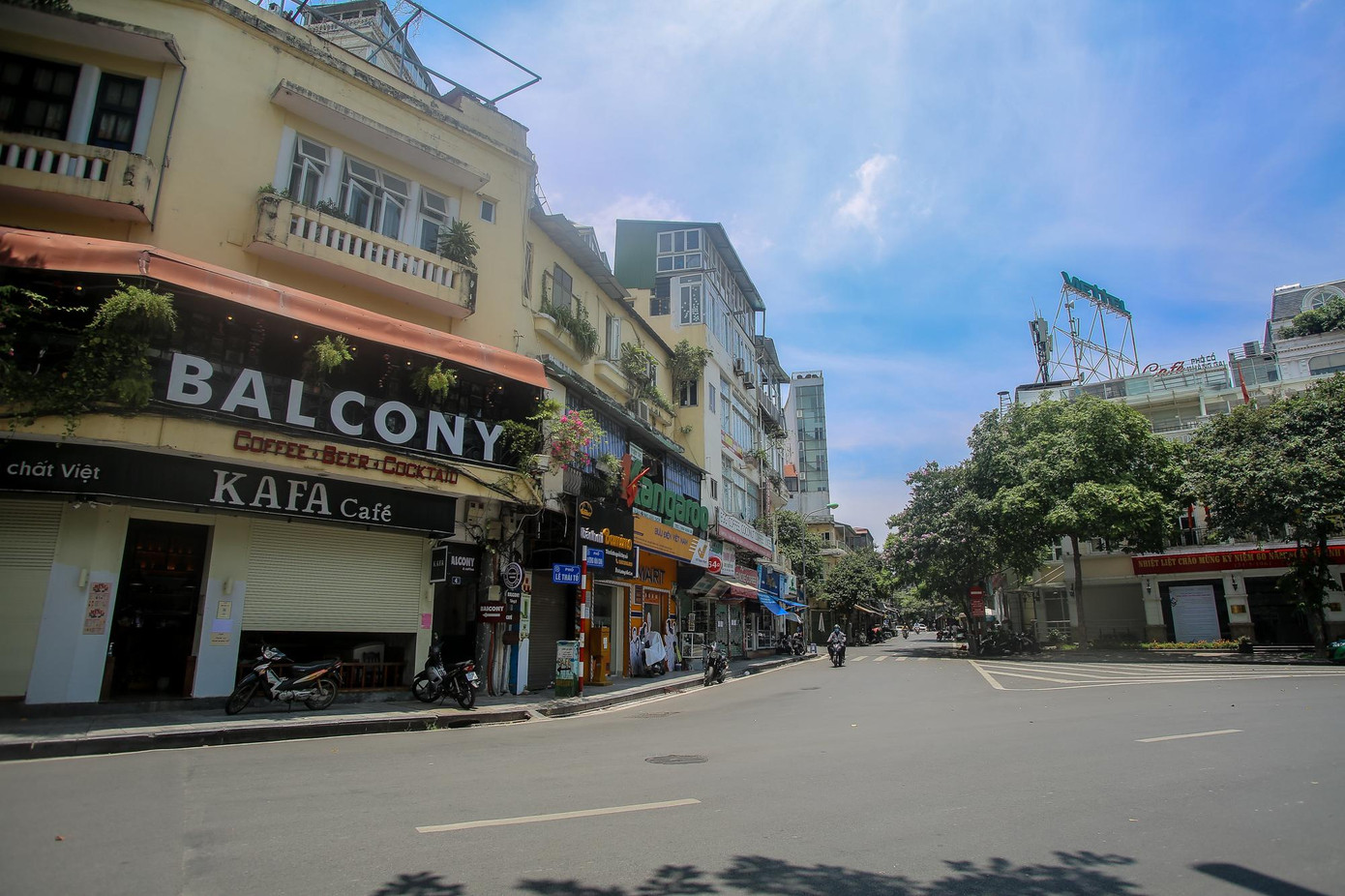 Cuối tuần, nhiều người dân chọn ở nhà thay vì ra đường khiến phố phường Thủ đô vắng vẻ.Hi Cuối tuần, nhiều người dân chọn ở nhà thay vì ra đường khiến phố phường Thủ đô vắng vẻ.Hi