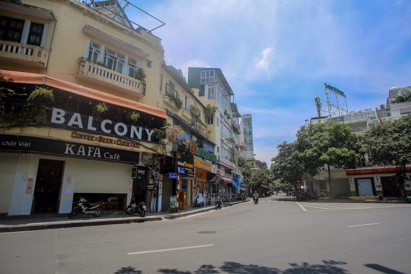 Cuối tuần, nhiều người dân chọn ở nhà thay vì ra đường khiến phố phường Thủ đô vắng vẻ.Hi