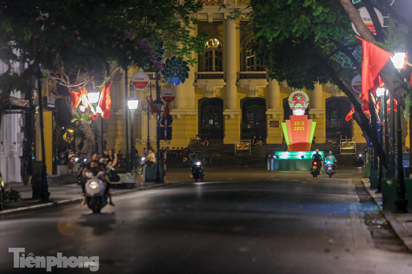 Nhiều hoạt động, tổ chức tạm dừng chống dịch khiến phố phường Thủ đô trở nên ảm đạm. Nhiều hoạt động, tổ chức tạm dừng chống dịch khiến phố phường Thủ đô trở nên ảm đạm.